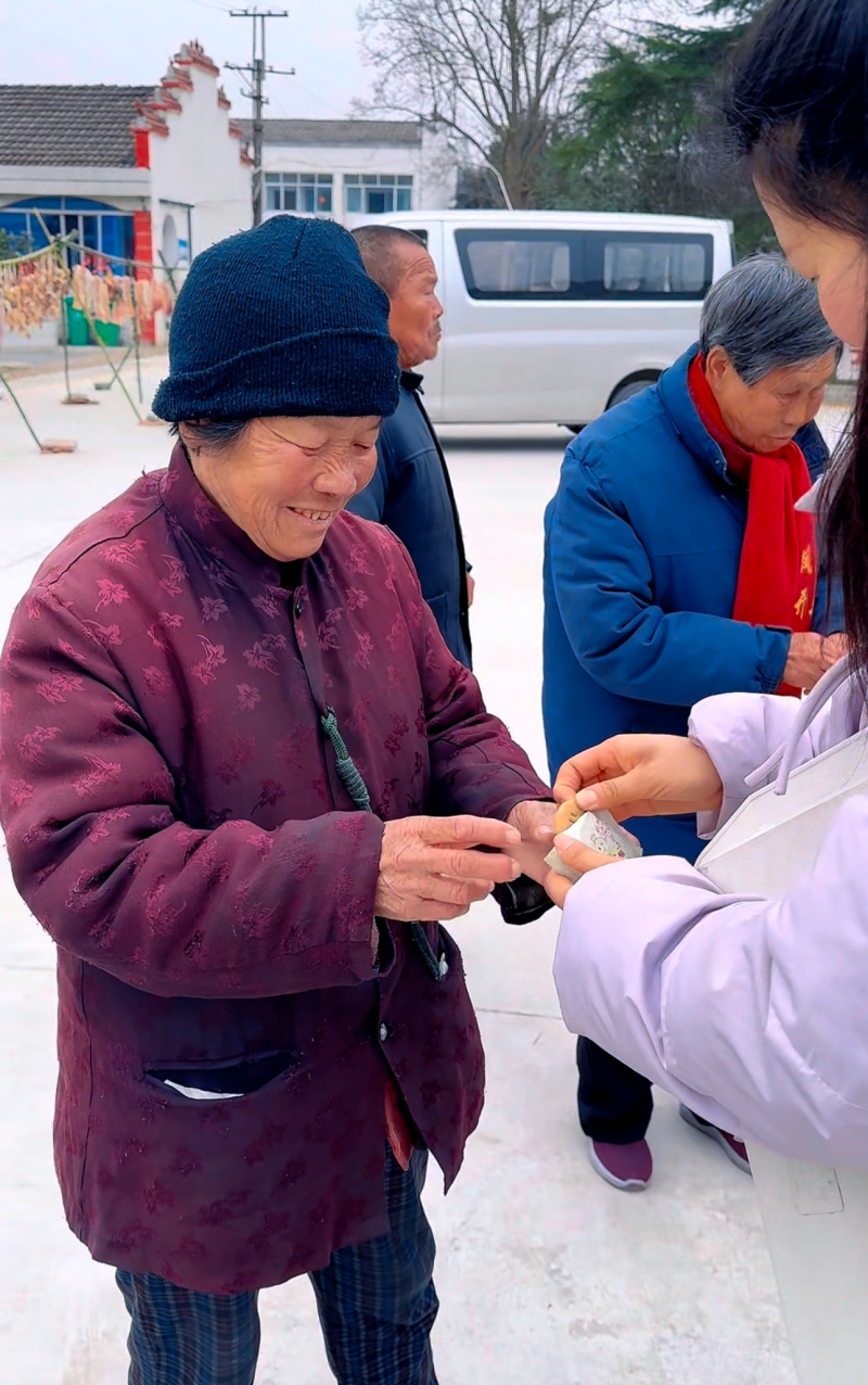 二月風在福利院給老人分享葛菇酥1.png